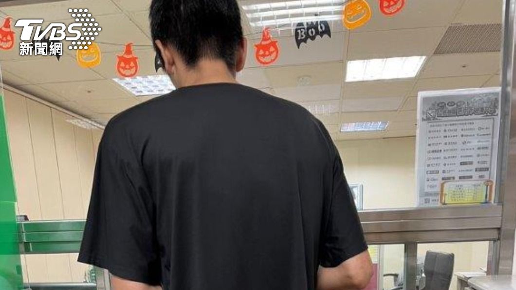 莊男昨日到桃園分署繳清欠款。(圖/TVBS)