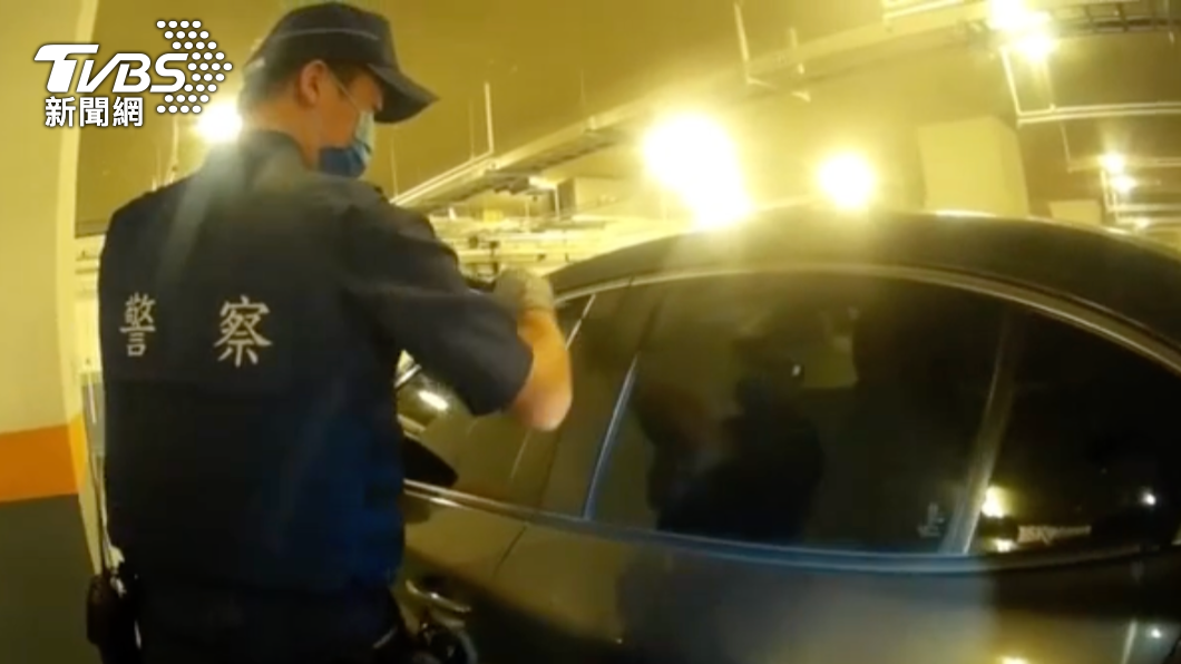 員警用警棍破窗後救出受困女童。(圖/TVBS)