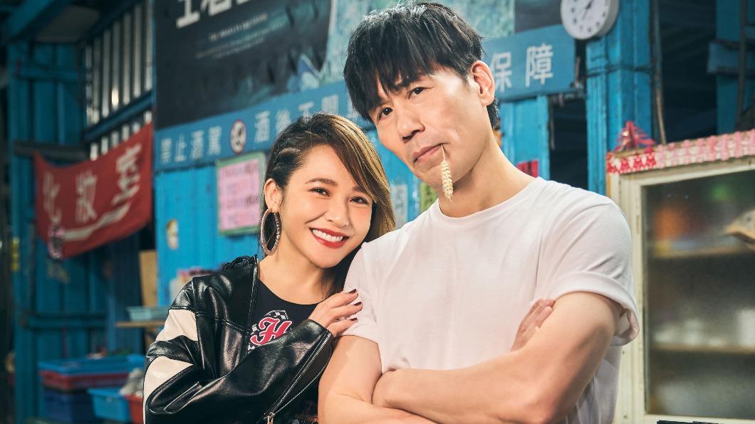梁文音(左)邀羅時豐擔任高雄場演唱會嘉賓,2人將首度合體演唱新歌〈時間到〉。(圖/環球音樂提供)