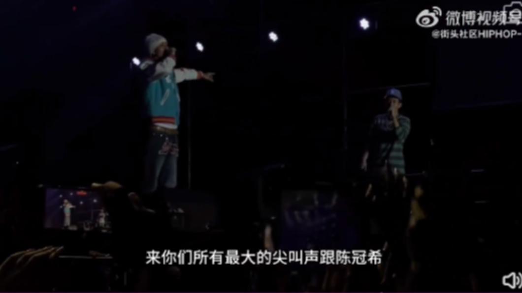 陳冠希壓軸亮相成都 AYO音樂祭。（圖／翻攝自街頭社區HIPHOP微博）