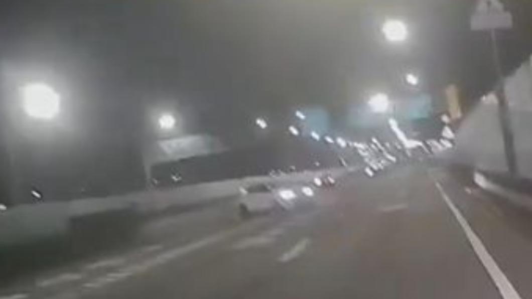 小客車在市民大道上大迴轉，嚇壞後方重機騎士。（圖／翻攝自《記者爆料網》）