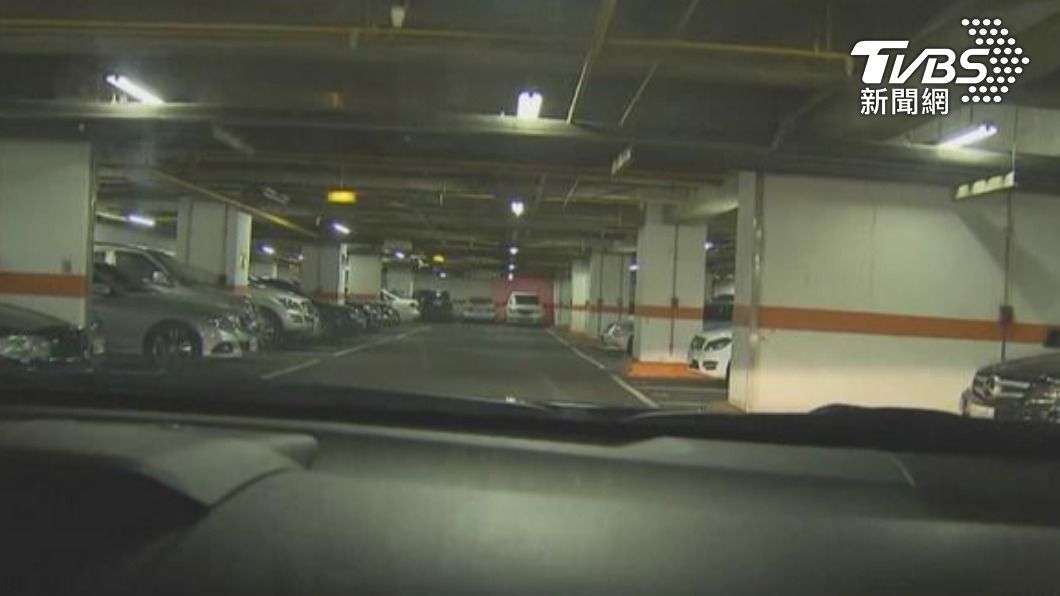 鄰居開價「500元含管理費」租室內車位!全場驚呆:來亂的