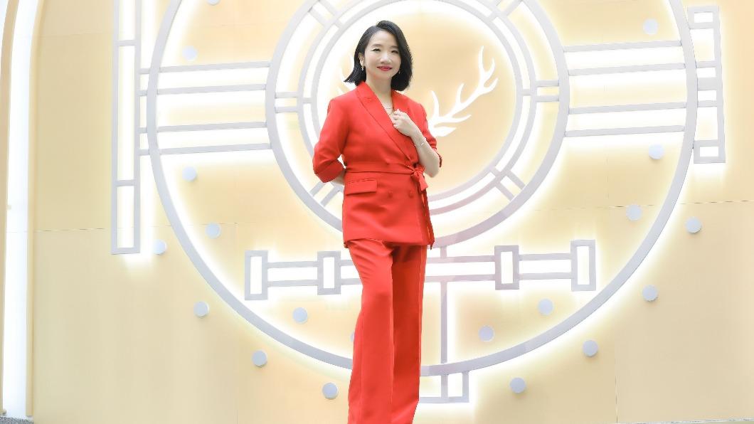 陶晶瑩身穿大紅套裝登場。（圖／讀者提供）