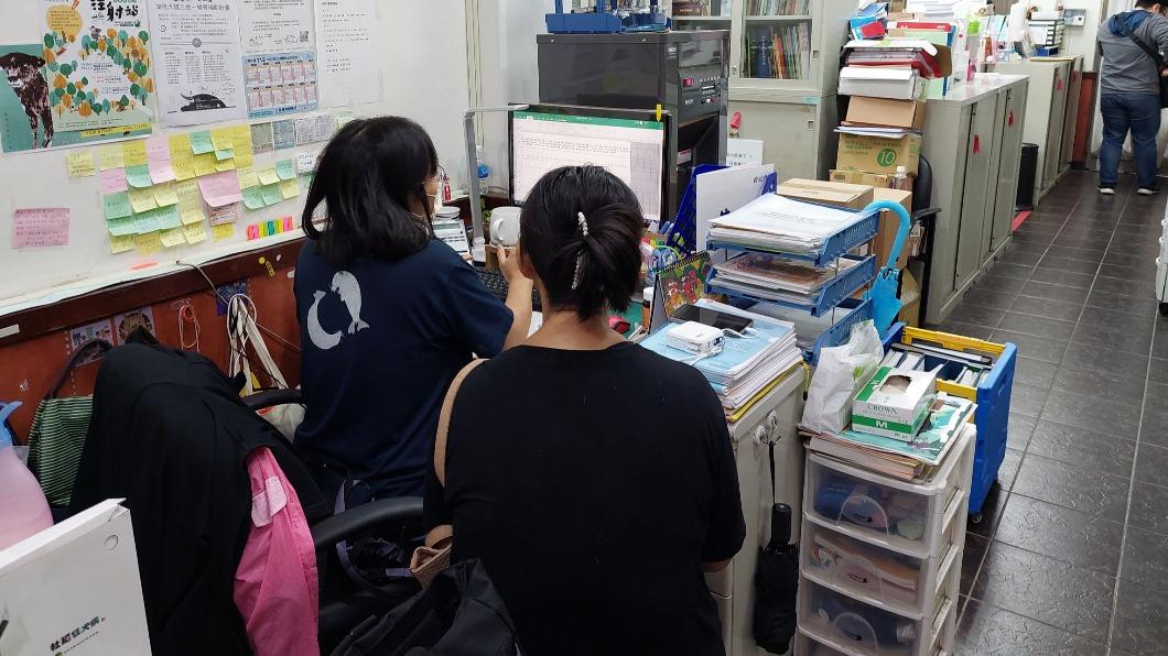馬女到案說明狀況。(圖/基隆動保所提供)