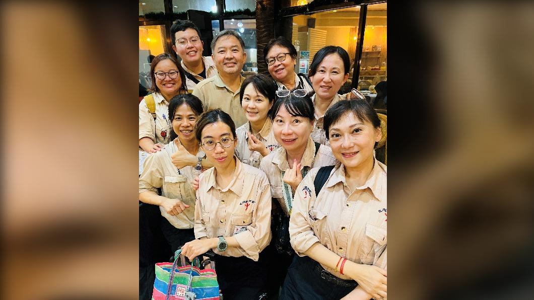 菲律賓三寶巖省長Victor Yu（後排左三）歡迎路竹會義診團。（圖／路竹會提供）