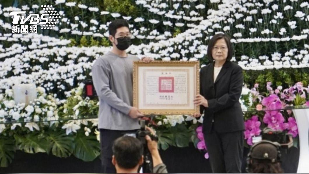總統蔡英文南下屏東出席公祭頒發褒揚令。(圖/中央社)