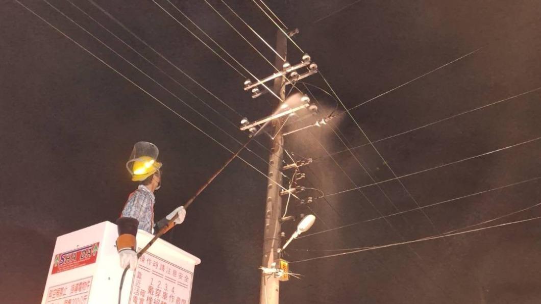 停電惹民怨!台電人員「徹夜搶修」竟被騎車撞、扳手攻擊