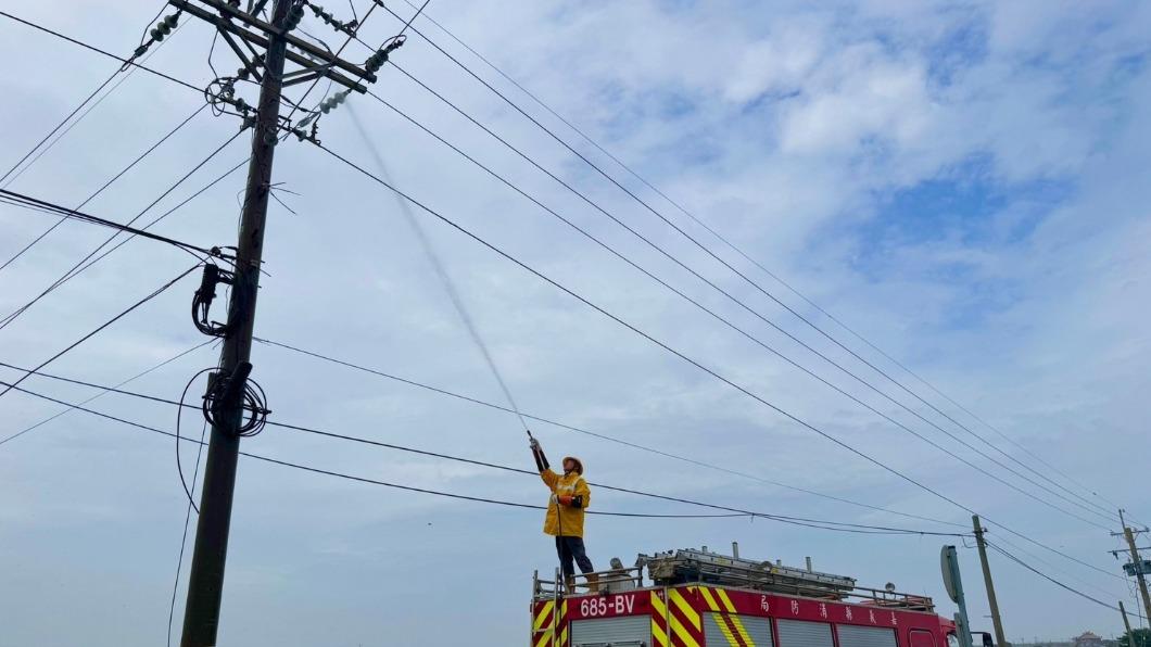 嘉義沿海地區大停電,台電請求消防支援逐桿清洗礙子。(圖/台電提供)