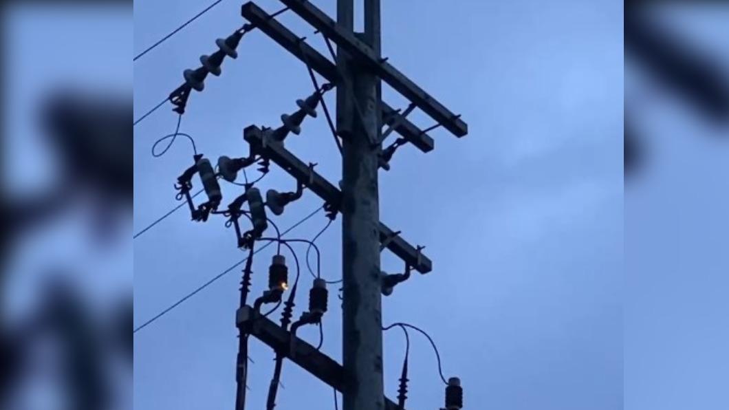 鹽塵附著導致電桿上產生火花。(圖/台電提供)