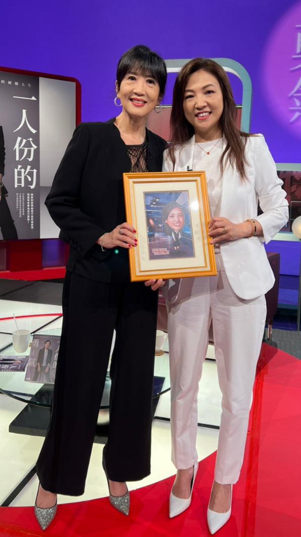 岳啟儒（右）接受《看板人物》主持人方念華的專訪。（圖／TVBS）