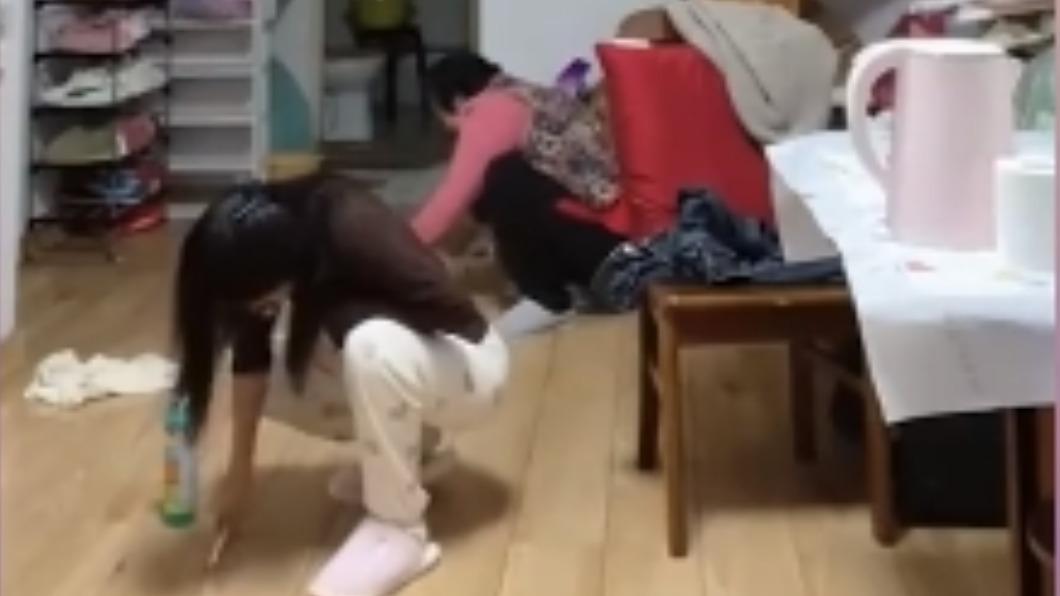 弟弟首帶女友回家！全家卯起來打掃「牙刷刷地縫」：想給她好印象