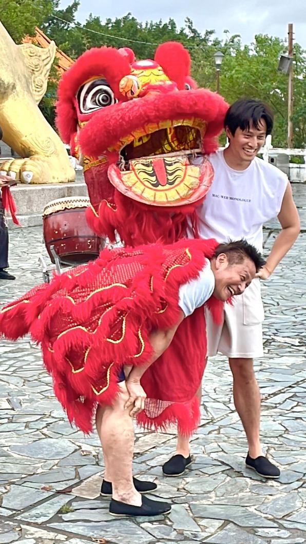 徐家父子檔超賣力學習。（圖／民視提供）