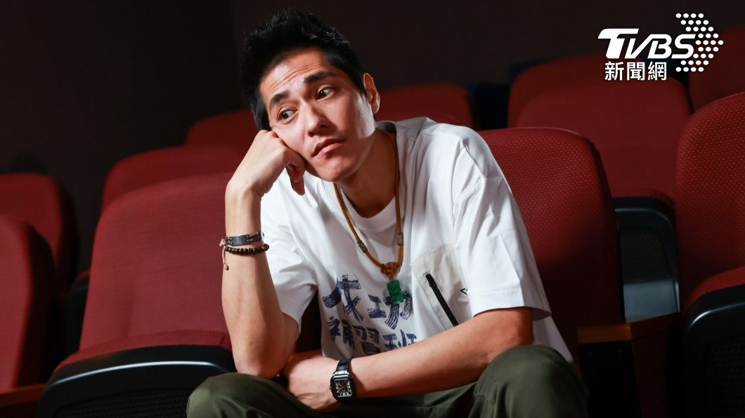路邊撿到皮夾!打開驚見「藍正龍」健保卡急送警局 本人親回應了