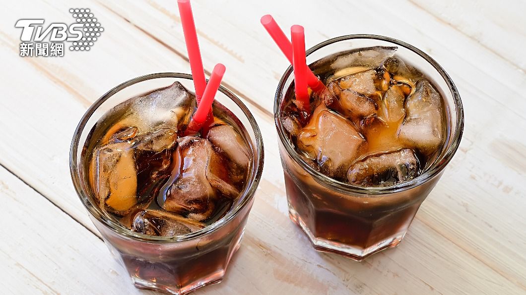 營養師建議將含糖飲料替換成無糖茶或黑咖啡。（示意圖／shutterstock達志影像）
