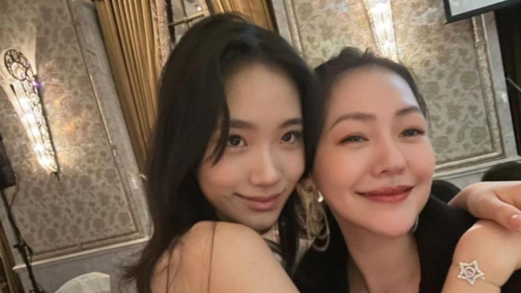 小S罕見真情流露!加碼曬二女兒超仙合照 網歪樓:比你正