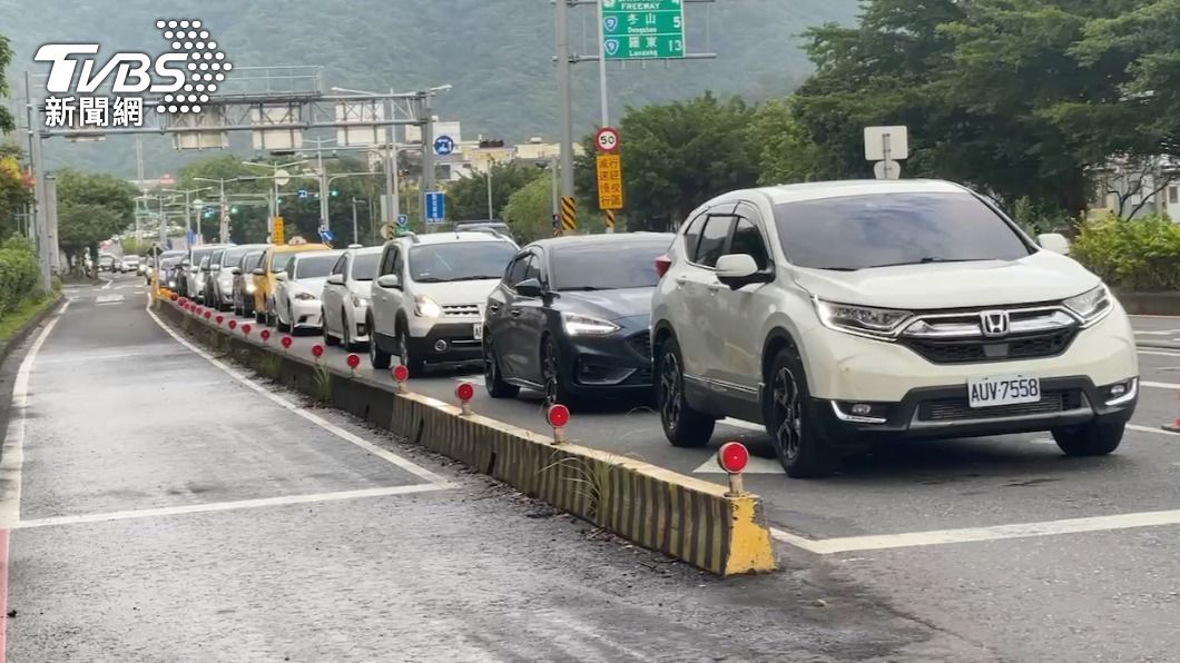 南下車龍長達約3公里。(圖/TVBS)