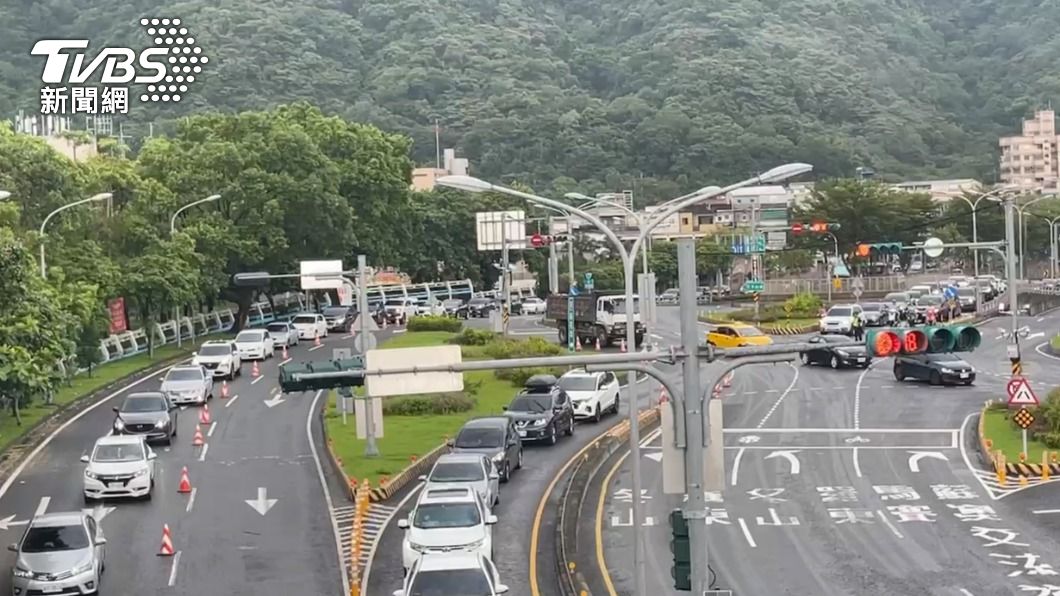 預計下午16時過後車流才會紓緩。(圖/TVBS)
