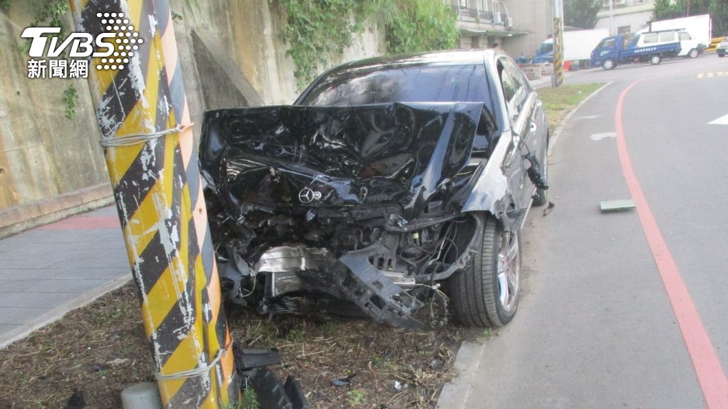 桃園婦開賓士車暴衝撞6汽車、1機車　騎士氣血胸慘死