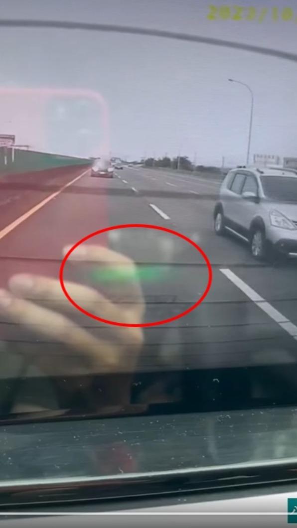 後方車輛短短4秒就照了2次雷射光。(圖/翻攝自八卦村 - 行車紀錄器影片上傳中心臉書)