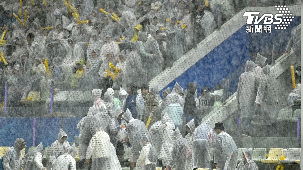 紹興天氣狀況不穩,昨天雨勢過大,球迷紛紛穿雨衣離場。(圖/胡瑞麒攝)