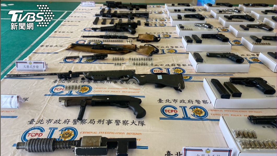 警方共搜出45把長短槍及1900顆子彈。(圖/TVBS)