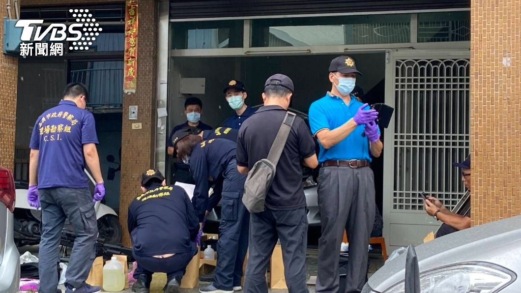 警方持搜索票到趙男家中搜索。(圖/TVBS)