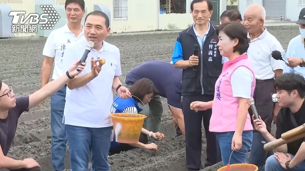 侯友宜一日農夫種馬鈴薯 種整排會「歪腰」