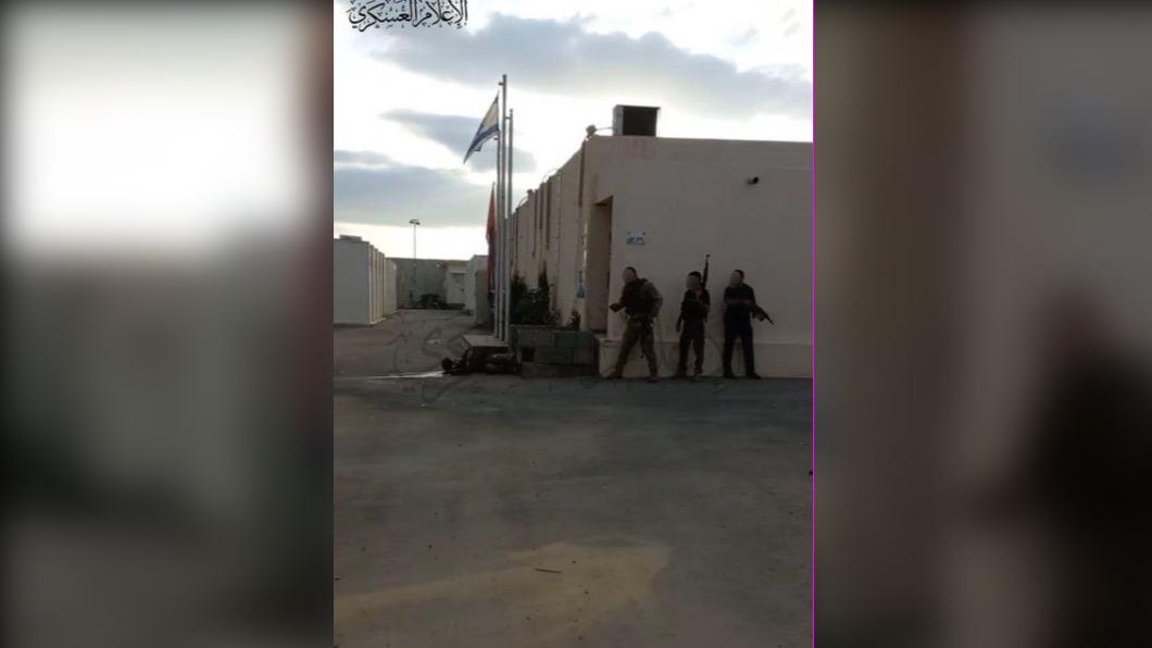 哈馬斯士兵在火箭彈突襲後，闖入加薩邊界的以色列軍營。（圖／翻攝自推特@@intermarium24）
