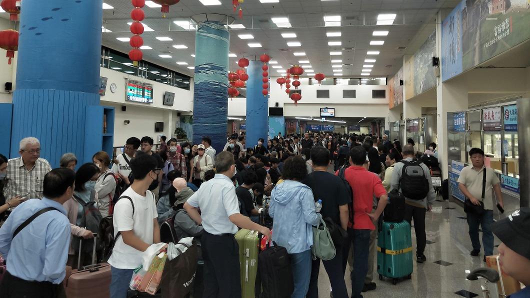 碼頭大廳湧現大批人潮。(圖/民眾楊明雄提供)