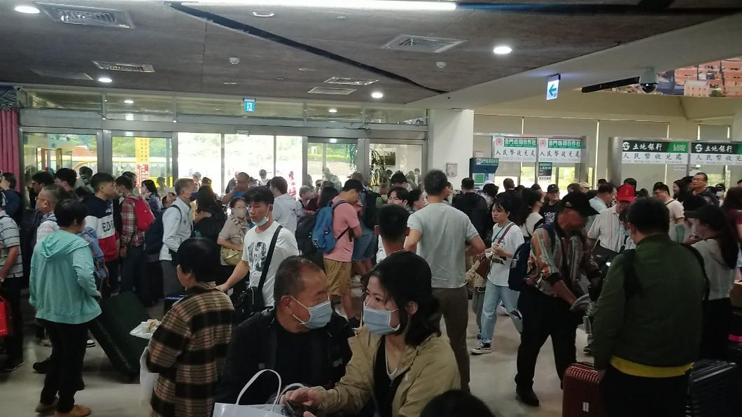 不少民眾一大早就來排隊候補。(圖/民眾楊明雄提供)