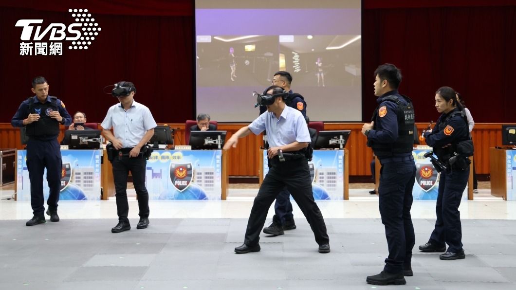 警察大學教授親身體驗警政署最新配置XR警勤訓練系統。(圖/TVBS)