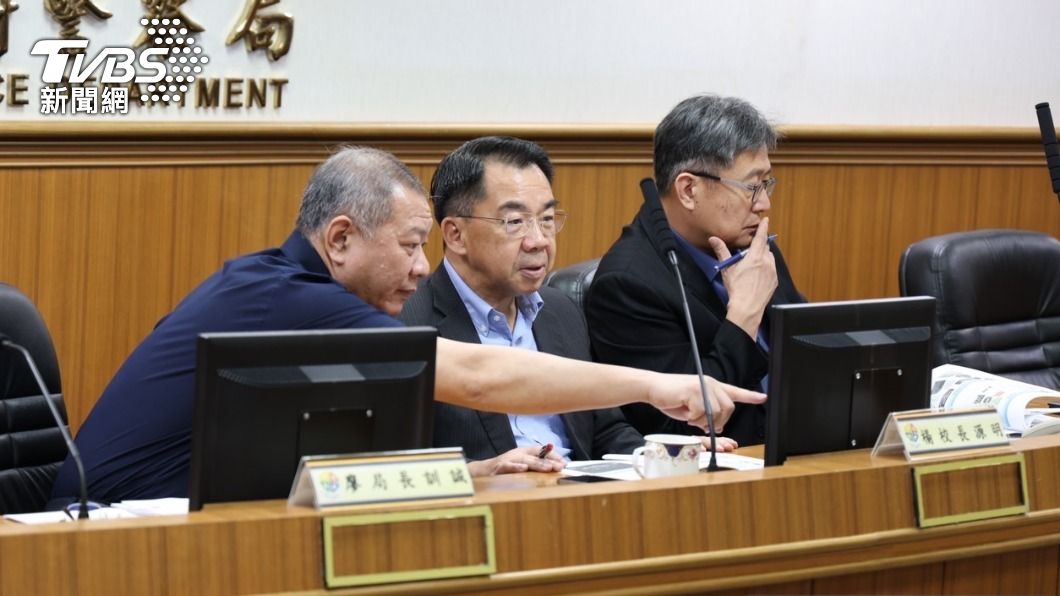 警大校長率團參訪新北市警局。左起新北警局長廖訓誠、警大校長楊源明、警大教務長蔡田木。(圖/TVBS)