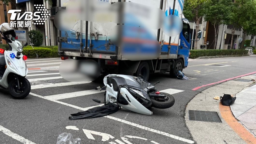快訊/新莊小貨車擦撞機車 女騎士捲入車底命危搶救中