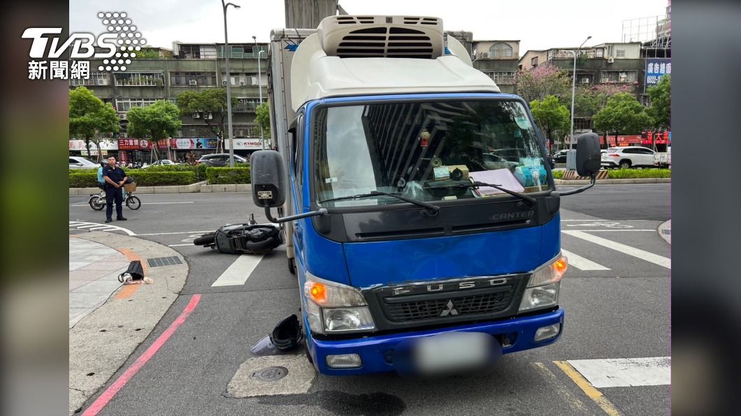 機車與小貨車發生擦撞。(圖/TVBS)