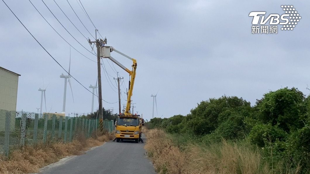 竹塘鄉的電力受小犬颱風波及。(圖/TVBS)