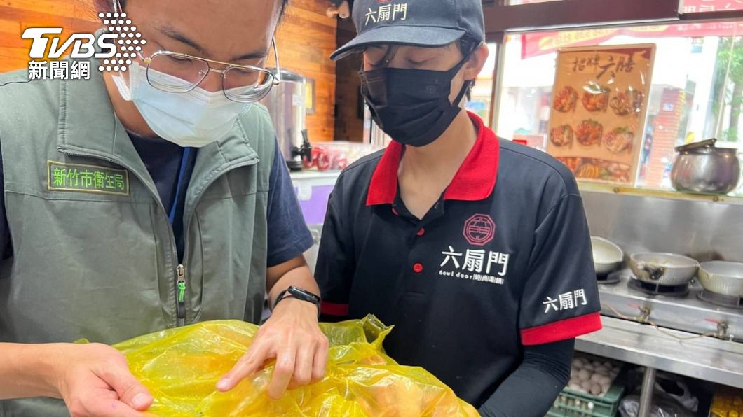 新竹市衛生局到店家訪查。(圖/TVBS)