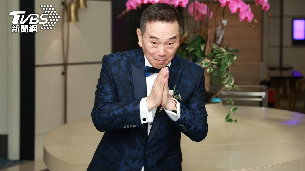 張晨光在兒子的婚宴上見到媒體，雙手合十表達感謝。（圖／趙世平攝）