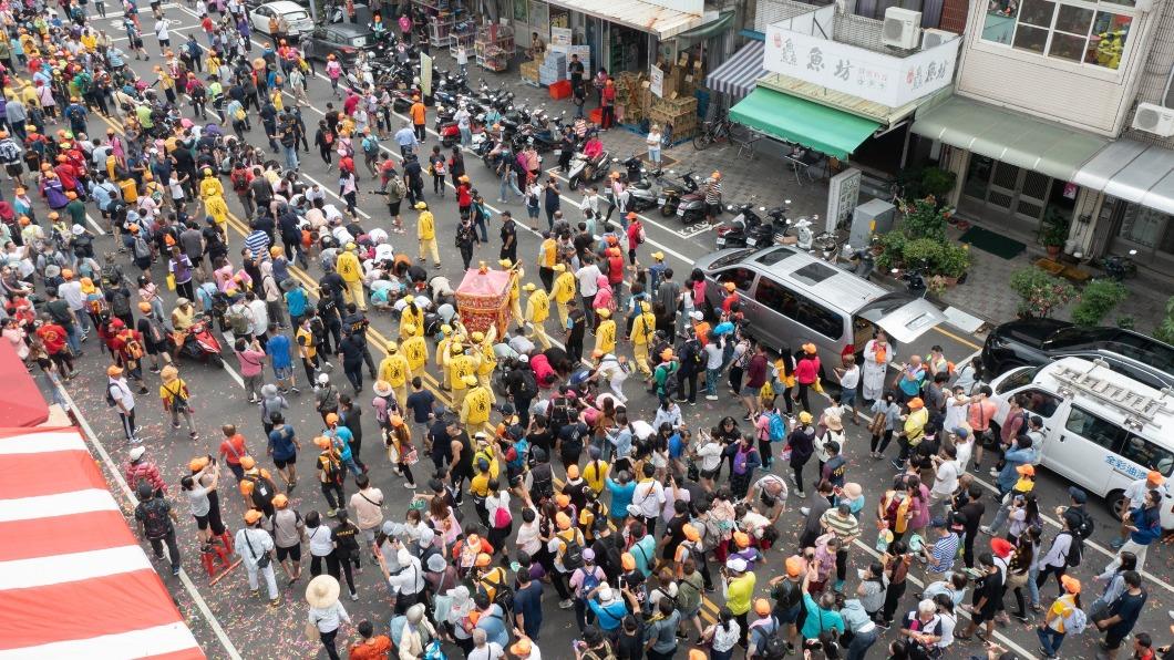 白沙屯媽祖嘉義市贊境　信眾爭相鑽轎腳求平安