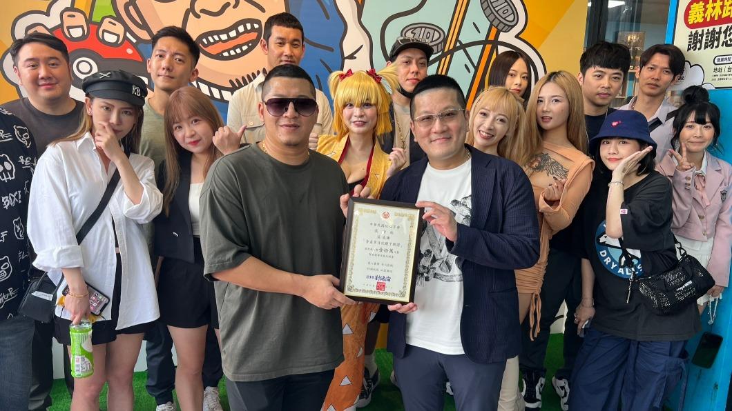 草爺（左前）與投資人淵哥（右前）捐款10萬元，提供紅心字會弱勢家庭兒童營養餐費。（圖／含羞草日記親子樂園提供）