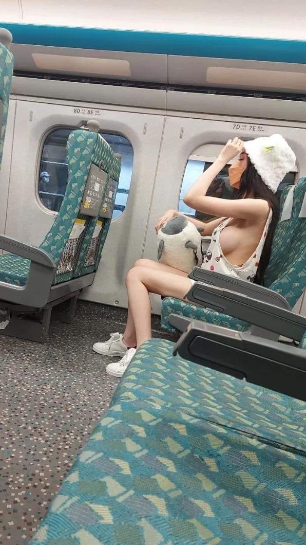 原PO在搭乘高鐵時,意外發現隔壁坐了穿著火辣的正妹。(圖/翻攝自「爆廢公社」臉書)