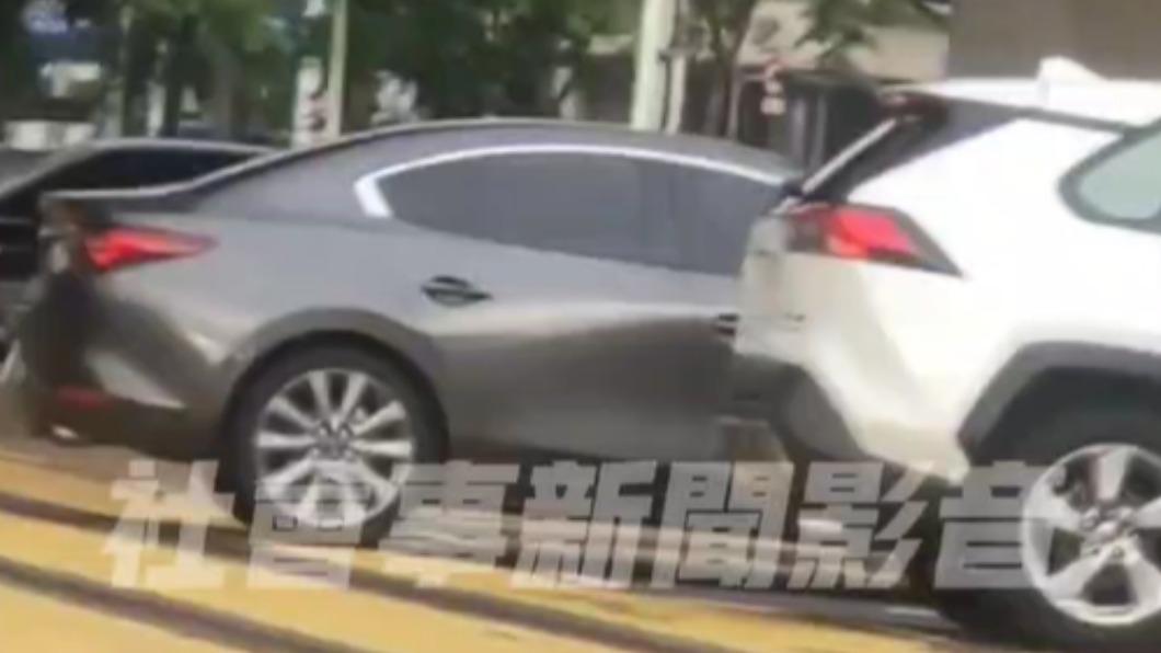 硬要過!高雄轎車遇紅燈卡輕軌軌道 司機猛按喇叭被迫停駛