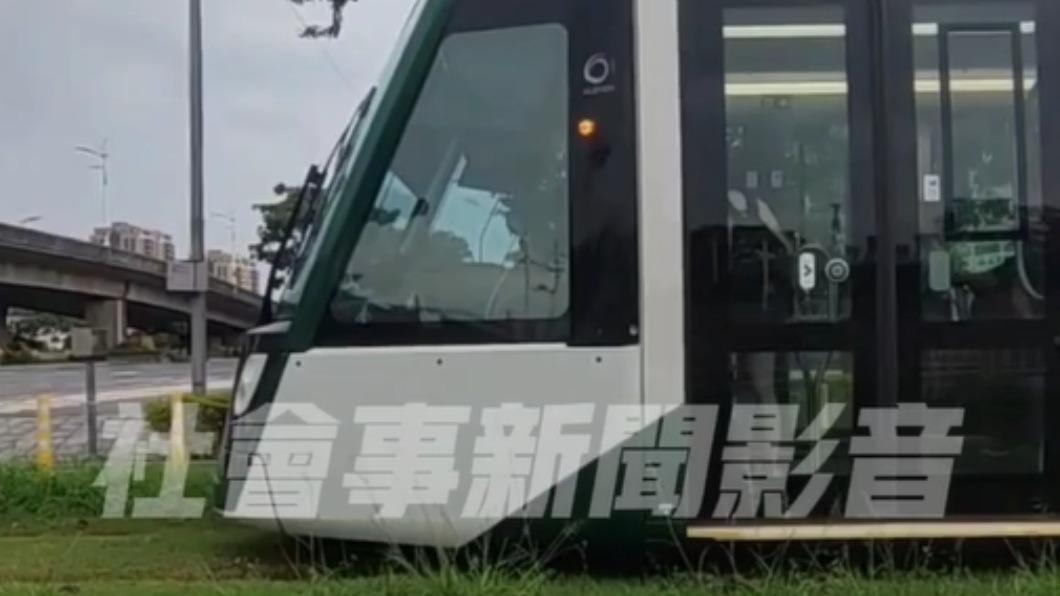 轎車卡在軌道上造成輕軌只好停駛。（圖／翻攝自社會事新聞影音）