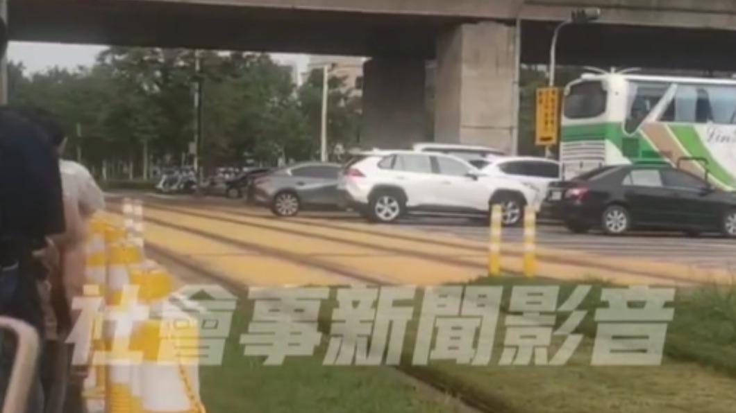警方表示銀色轎車車主已違規。（圖／翻攝自社會事新聞影音）