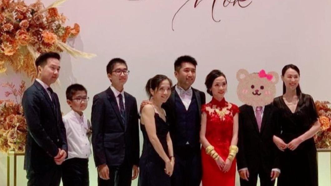 梁洛施(右)日前出席友人婚禮,貼圖遮住的應是14歲大兒子。(圖/翻攝自梁洛施微博)