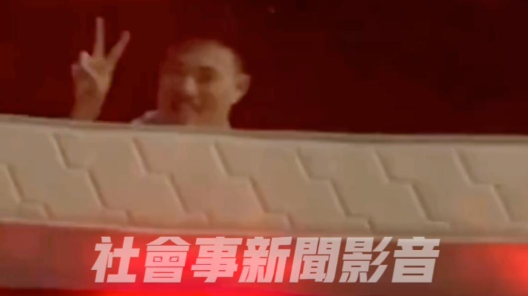 男子等紅燈時突然攀上前方貨卡，還躺在床墊上。（圖／翻攝社會事新聞影音）