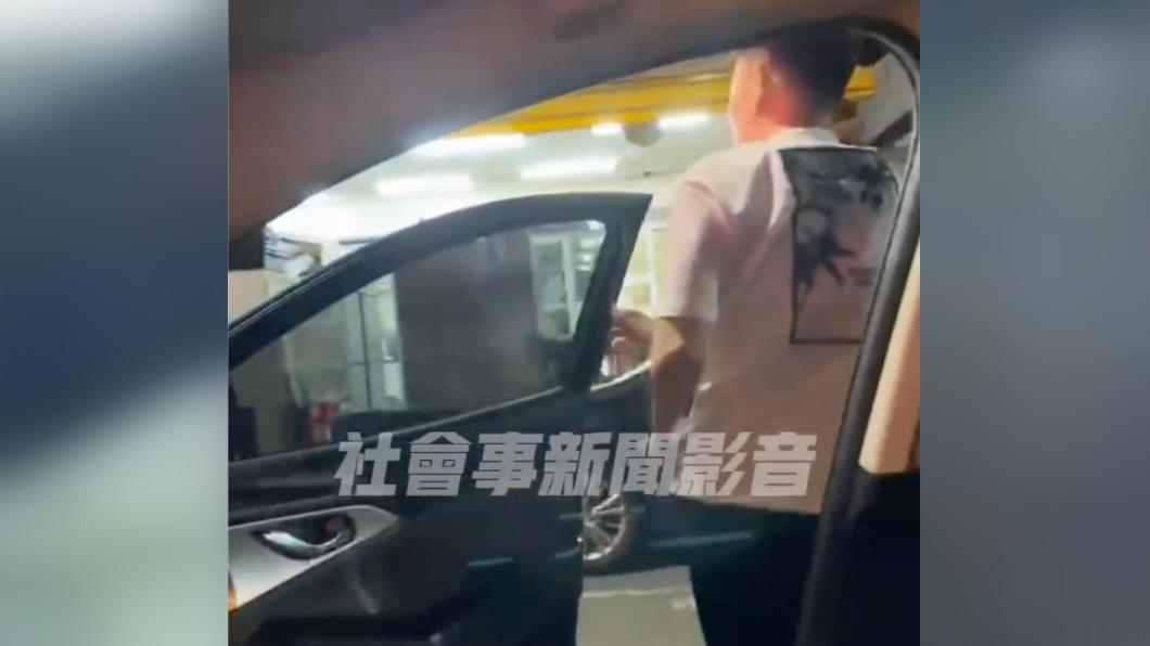 男子等紅燈時突然攀上前方貨卡。（圖／翻攝社會事新聞影音）