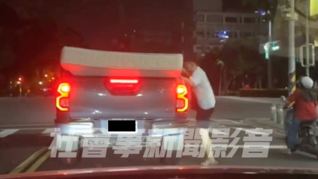 高雄猴子出沒!停等紅燈突衝下車「攀爬前車貨卡」躺床墊