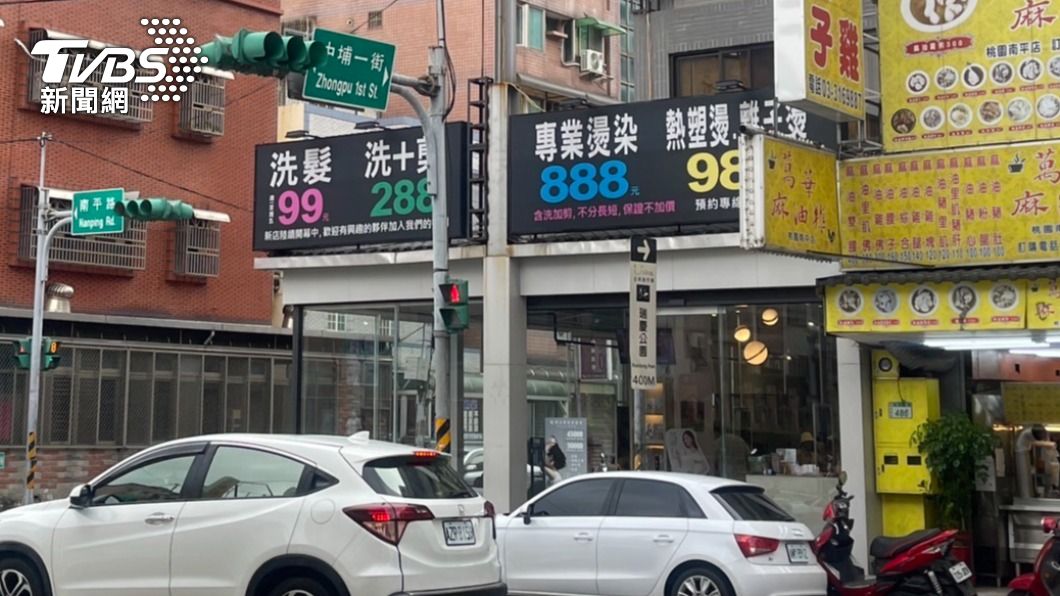 桃園一間連鎖美髮店的設計師處罰助理半蹲。（圖／TVBS）