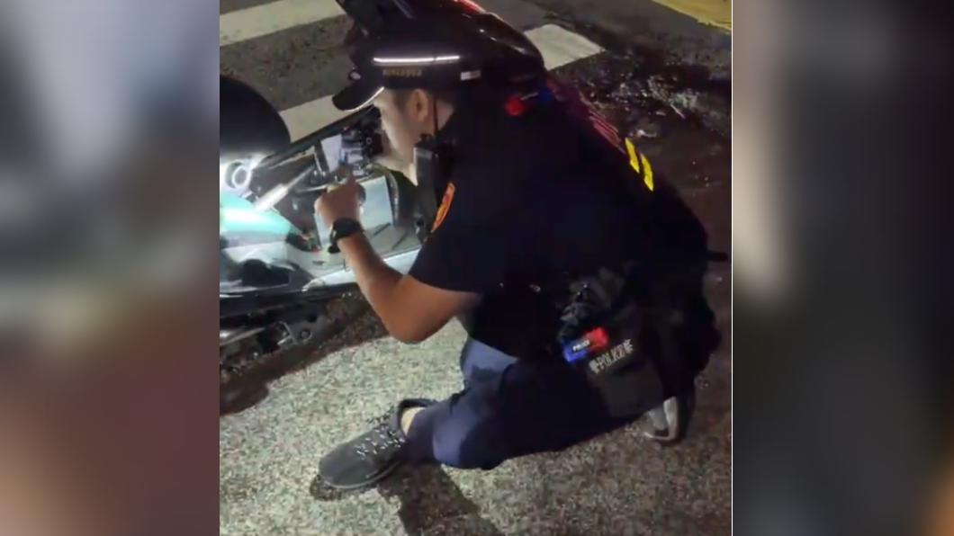 員警檢視民眾機車。(圖/翻攝自記者爆料網)