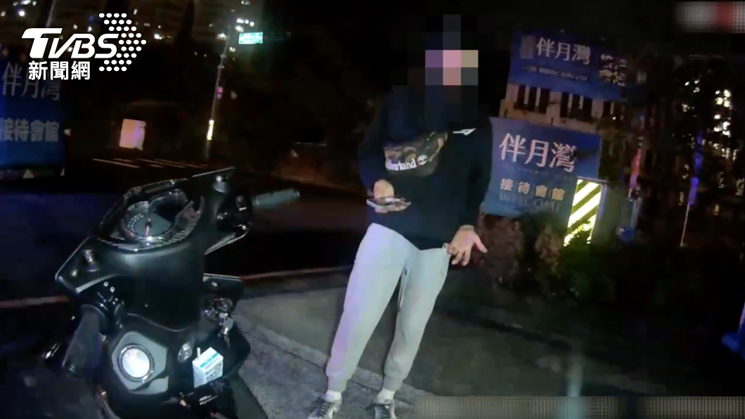員警見該車輛多處改裝,將其攔下盤查並告發4項違規。(圖/TVBS)
